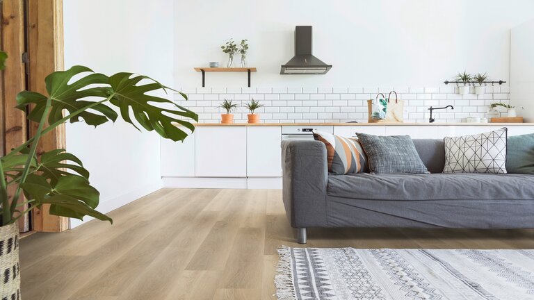 Heller Raum mit weißer Wand und Designbeläge